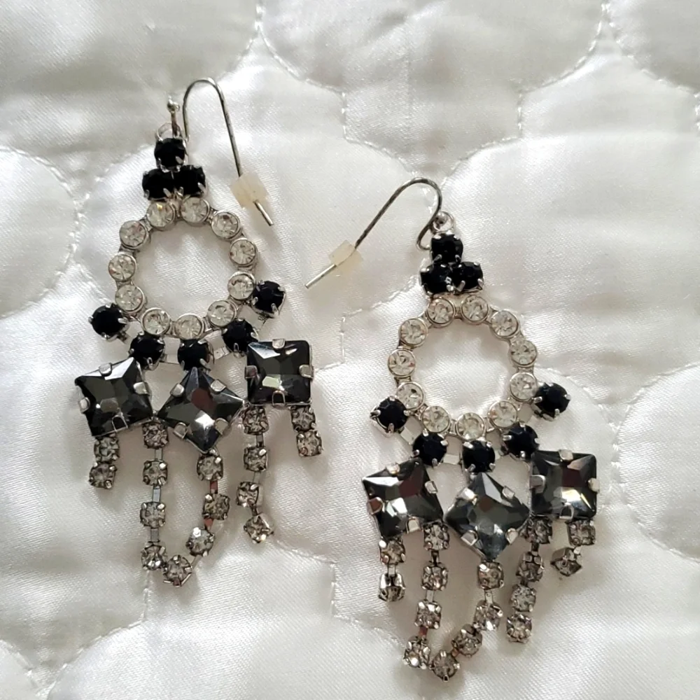 Earrings - Picture 1 of 3